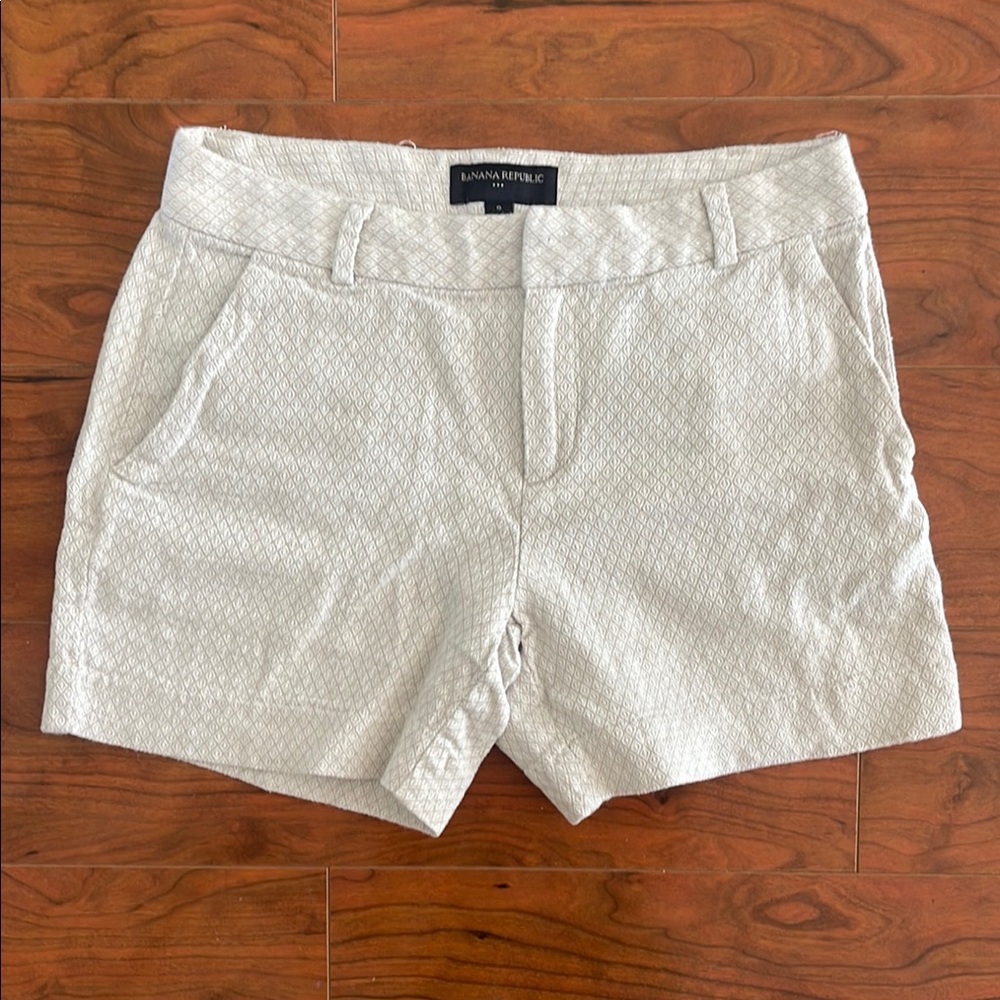 Banana Republic Cream Color Diamond Pattern Linen Mid Rise Shorts